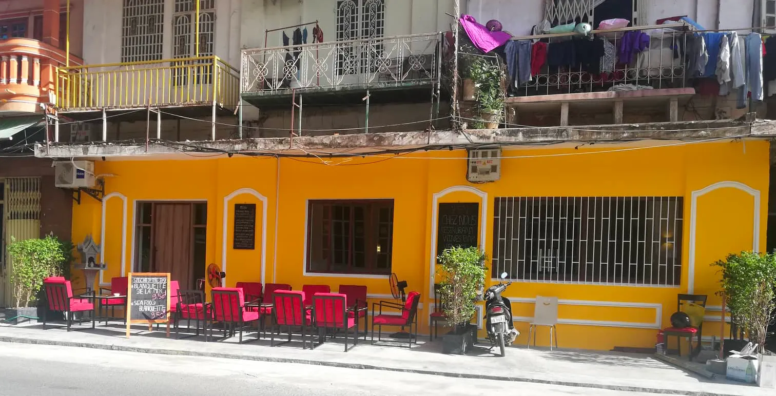 Bistrot de la Poste, Street 102, steak tartare, coq au vin and daily specials near the Central Post Office