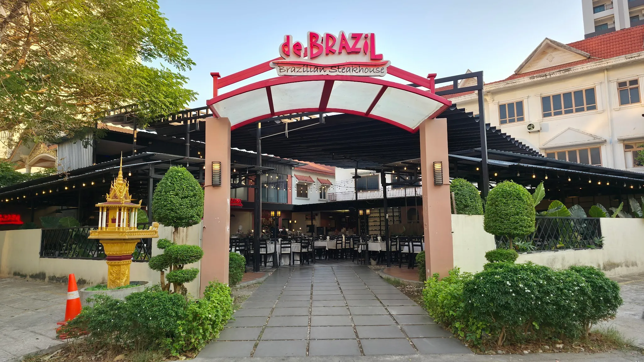 de BRAZiL Brazilian Steakhouse: full rodízio service carving picanha and grilled meats tableside