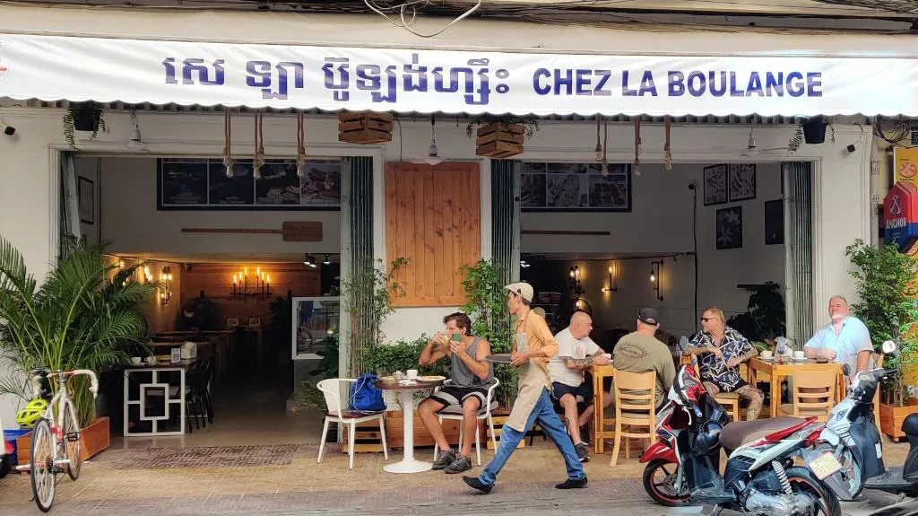 Chez La Boulange, Street 172, croissants, artisan breads and a six-thirty opening