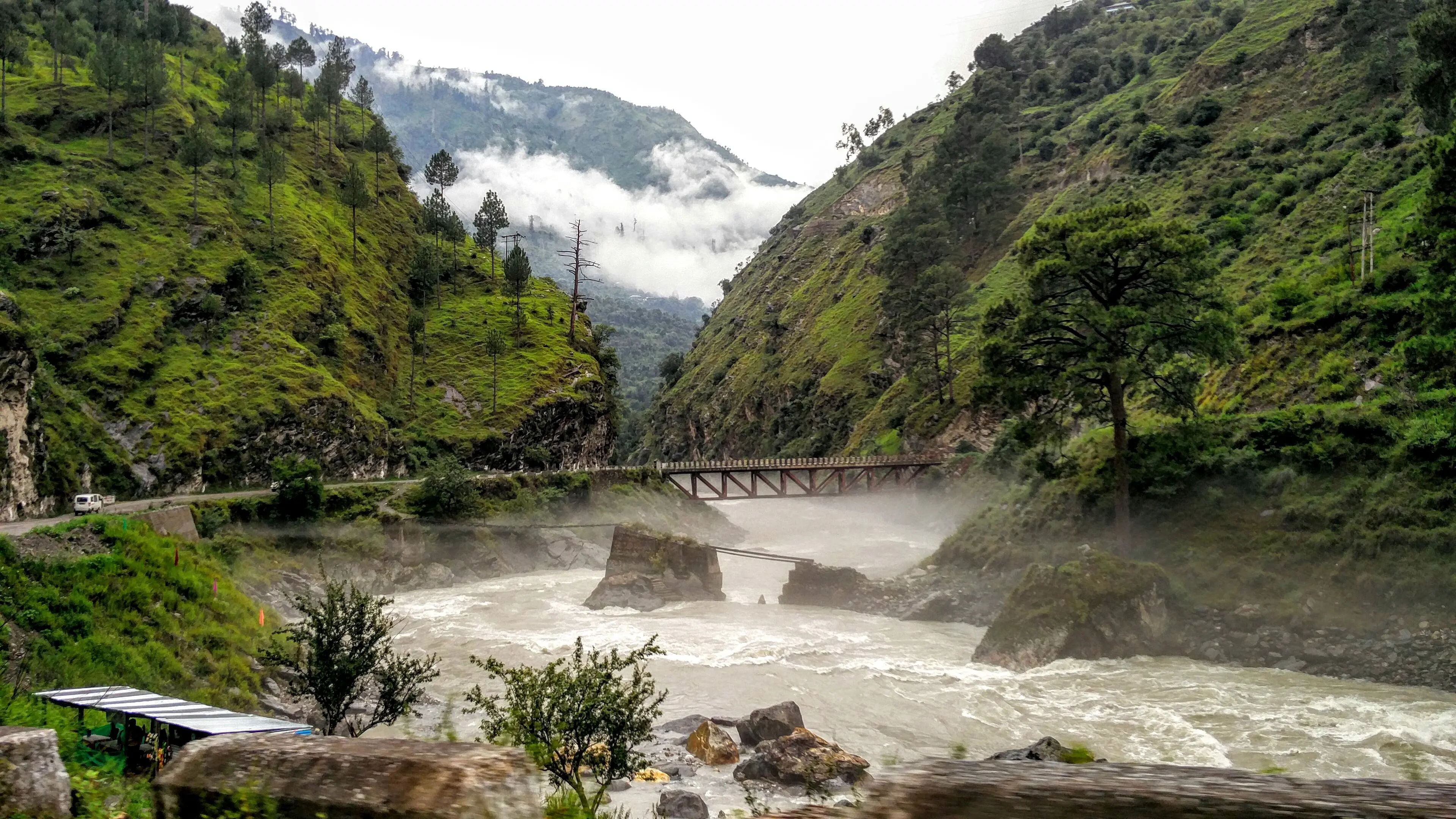 Top travel tips and highlights cover image for the 10 things to know guide