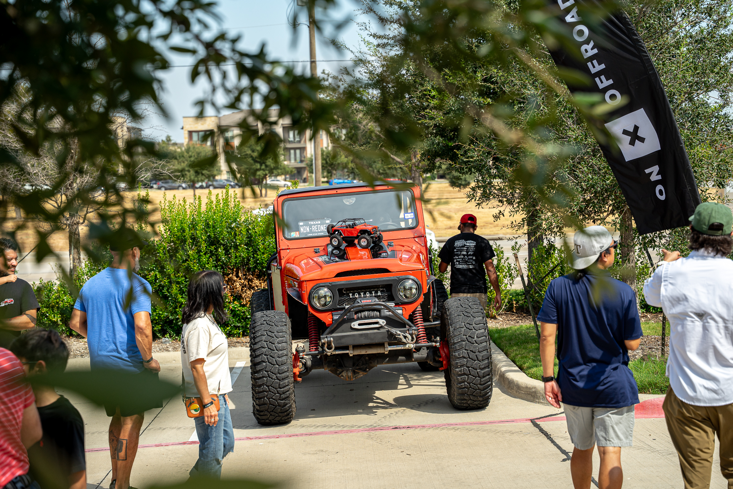 The FJ40 drew its own crowd