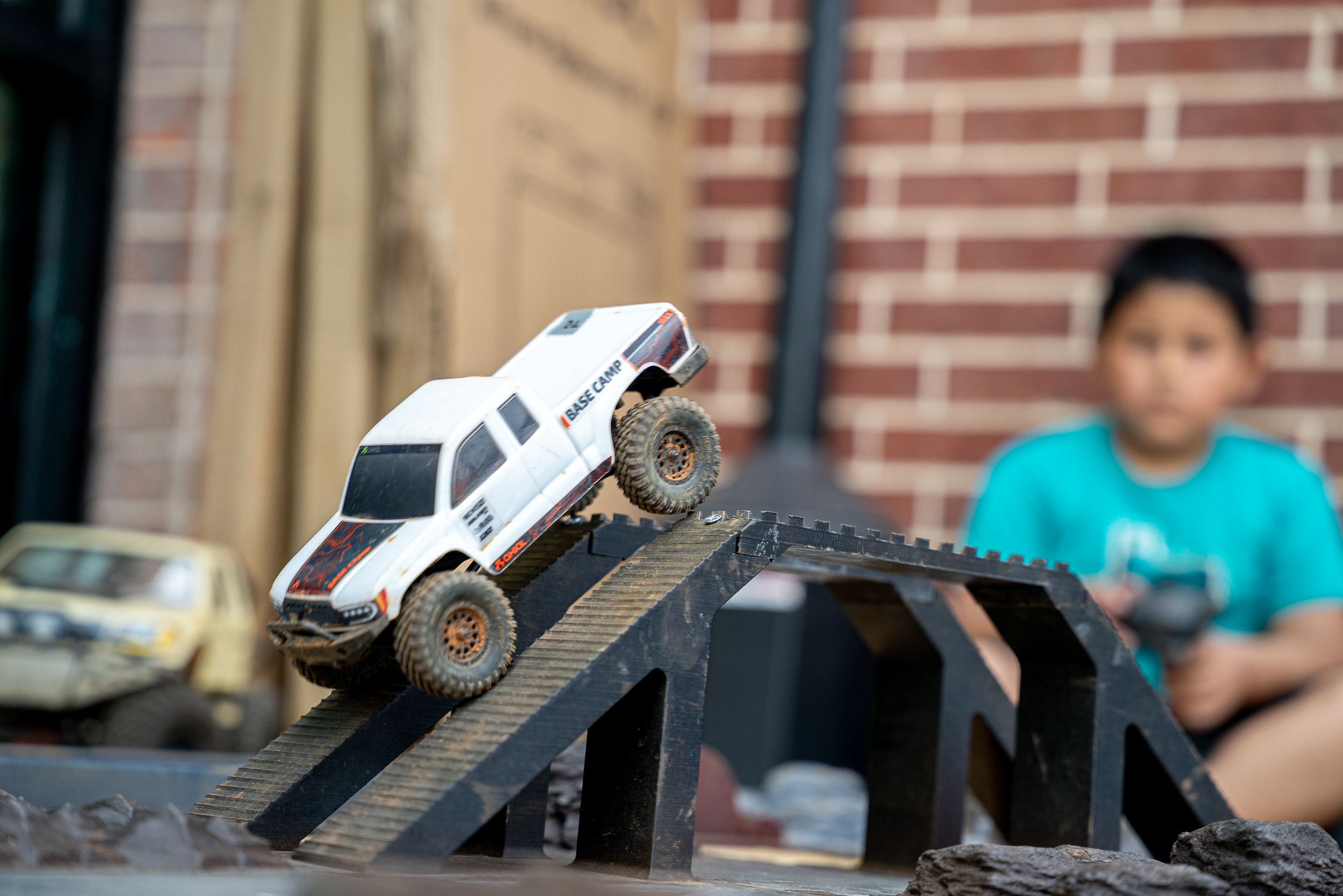 Scale crawling on the mini course