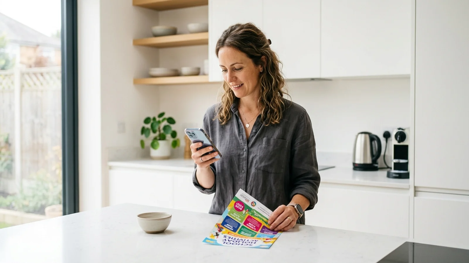 Un genitore usa lo smartphone per scansionare un volantino delle vacanze scolastiche per digitalizzare il proprio calendario.