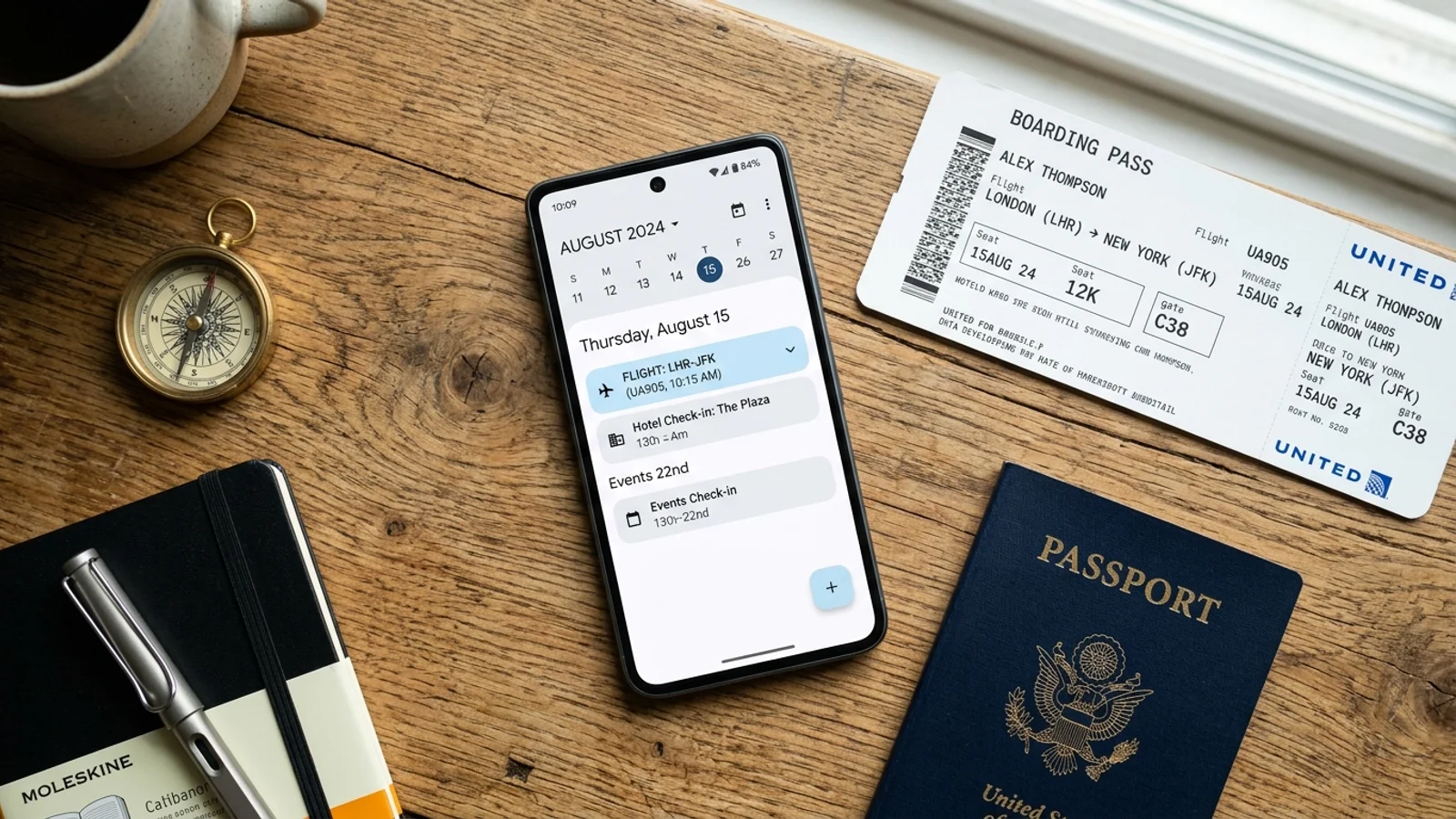 Smartphone con itinerario di viaggio su calendario accanto a passaporto e carta d'imbarco.