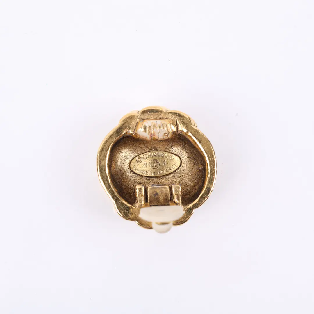 Chanel Vintage CC Logo Gold Swirl Clip-On Earring