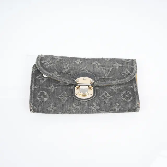 product shot — Louis Vuitton