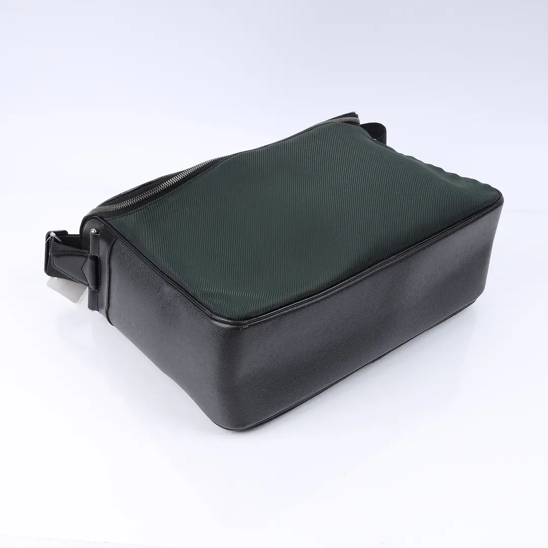 Louis Vuitton Yaranga Black Taiga Leather Shoulder Bag