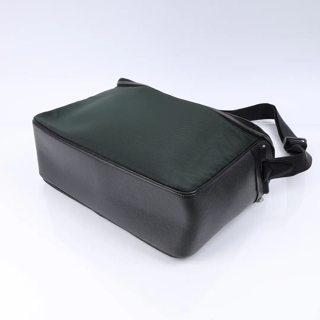 Louis Vuitton Yaranga Black Taiga Leather Shoulder Bag