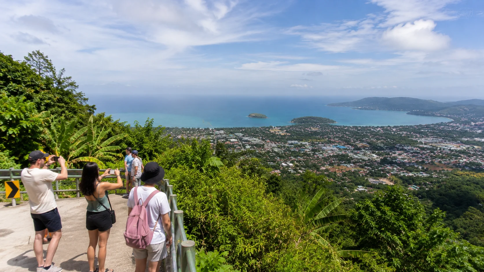 Обзорная площадка Big Buddha Phuket с видом на море и Чалонг
