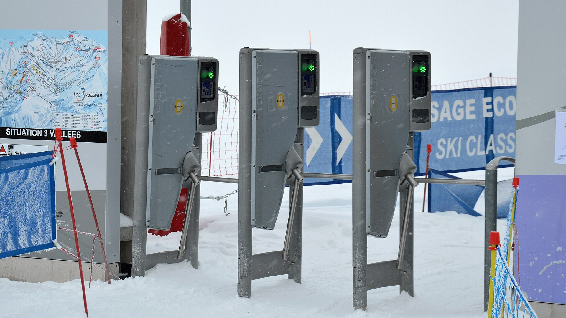 Drei Skipass-Drehkreuze im Schnee am Sessellift Granges in Les Menuires