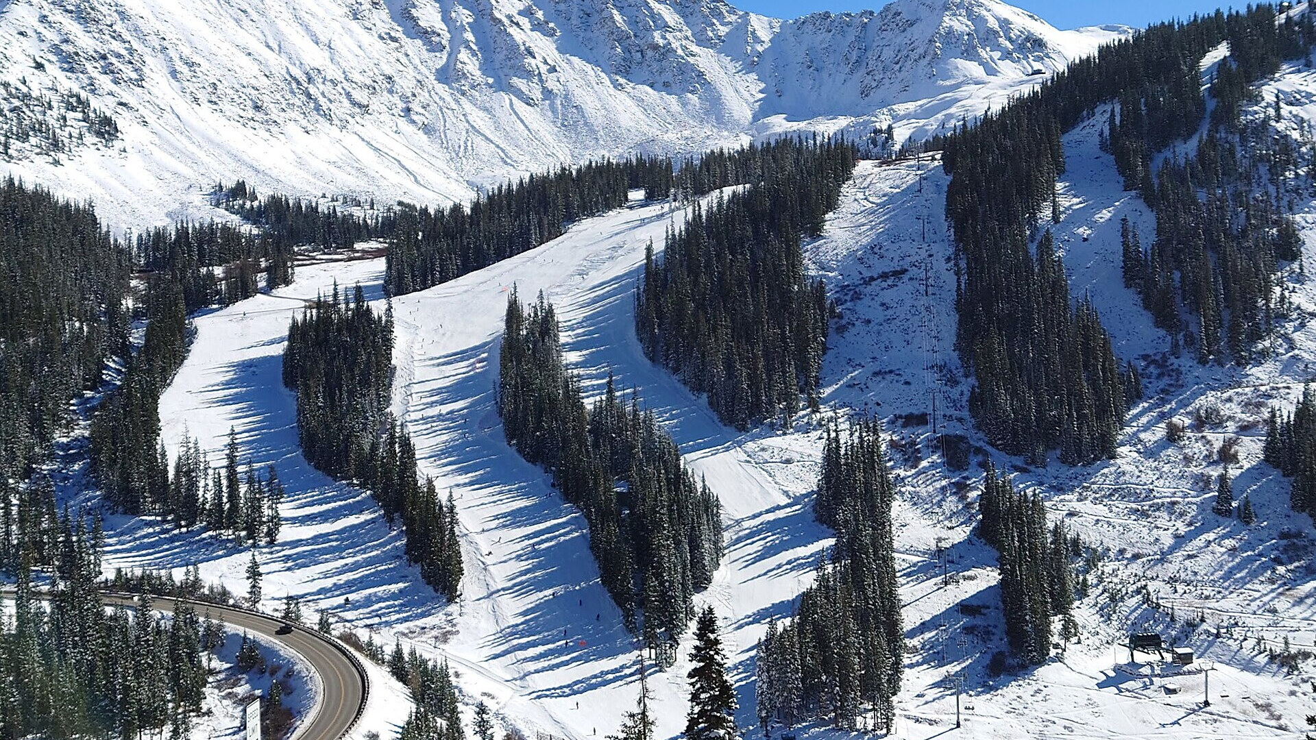 Le pied des pistes d’Arapahoe Basin et les pistes basses enneigées sous les sommets, fin octobre