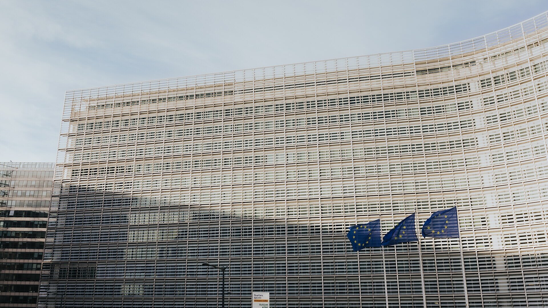 ブリュッセルにある欧州委員会本部、ベルレモン(Berlaymont)ビル。手前に3本のEU旗が立つ