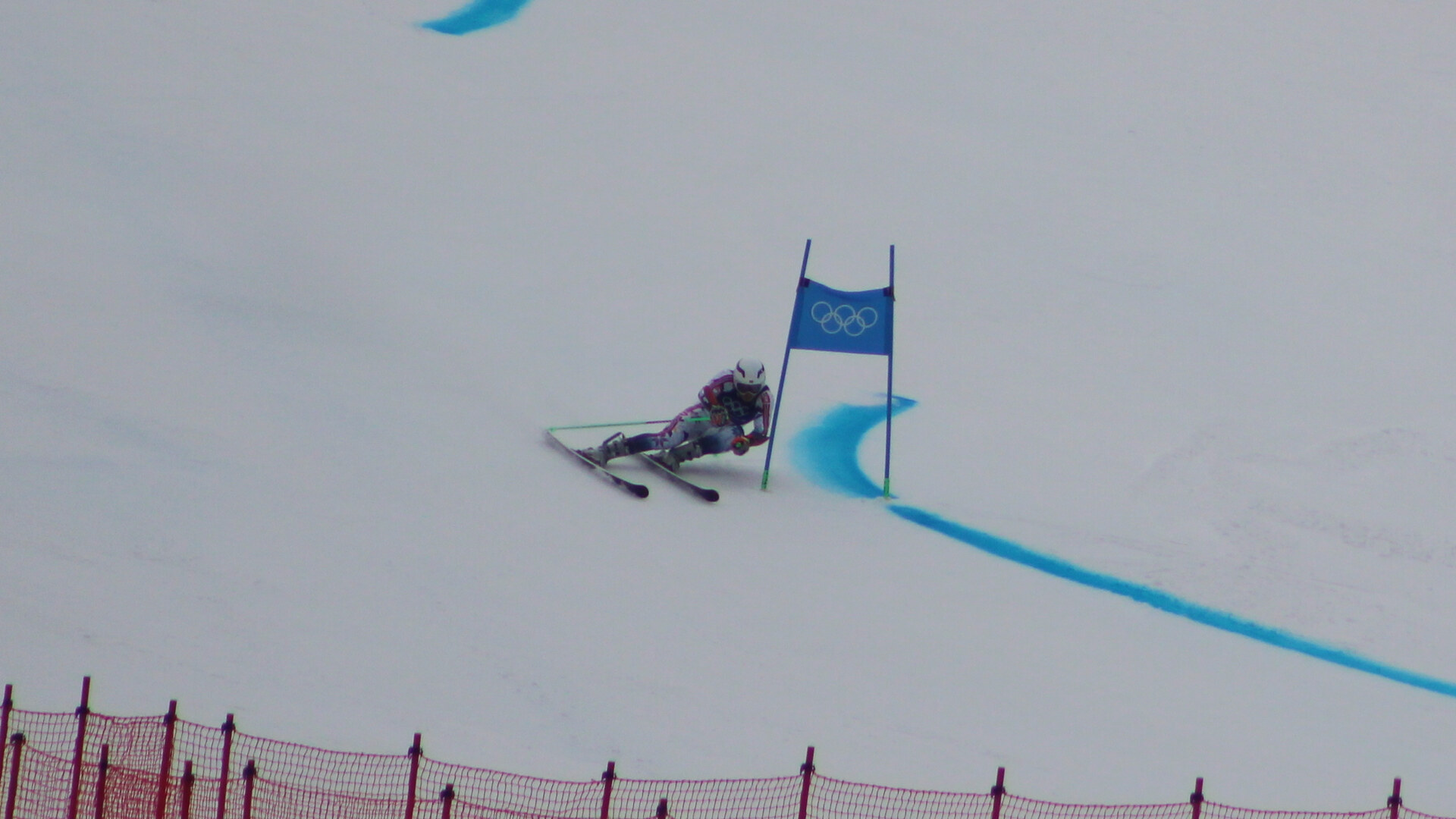 Henrik Kristoffersen in Schräglage um ein blaues Riesenslalom-Tor mit Olympischen Ringen auf der Stelvio-Piste in Bormio