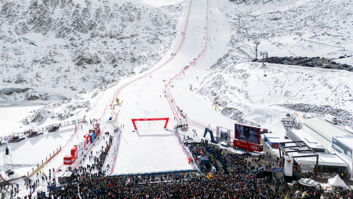 Vue aérienne du stade du glacier et de la piste de course sur le glacier du Rettenbach pendant le slalom géant femmes du 25 octobre 2025