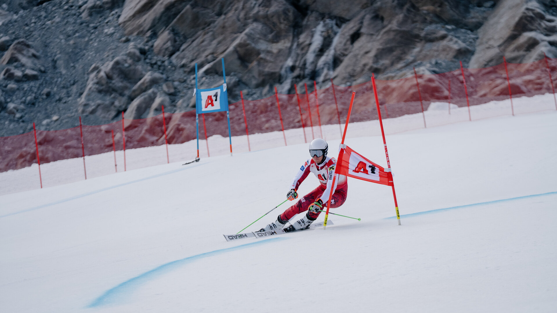 Coureur lors d'une descente d'entraînement entre les portes sur la piste de Coupe du monde du Rettenbach à Sölden, pendant le contrôle des neiges du 15 octobre 2026
