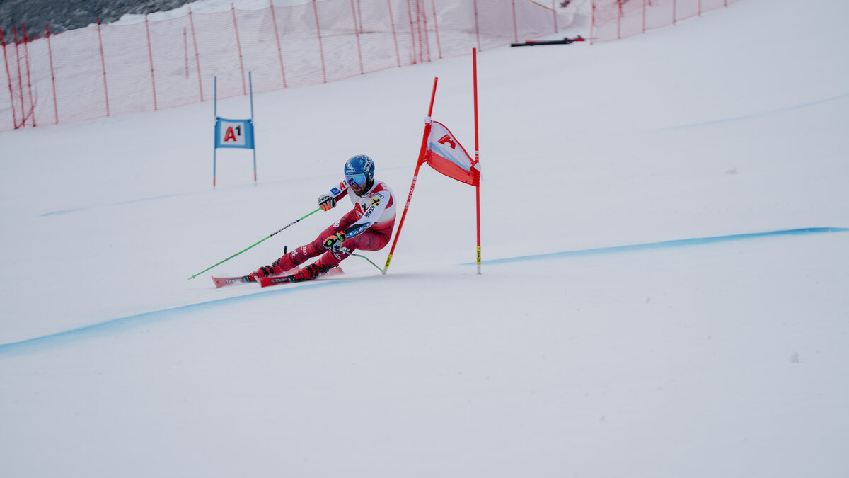 Coureur autrichien lors d'une descente d'entraînement entre les portes sur la piste de Coupe du monde du Rettenbach, le 15 octobre 2026