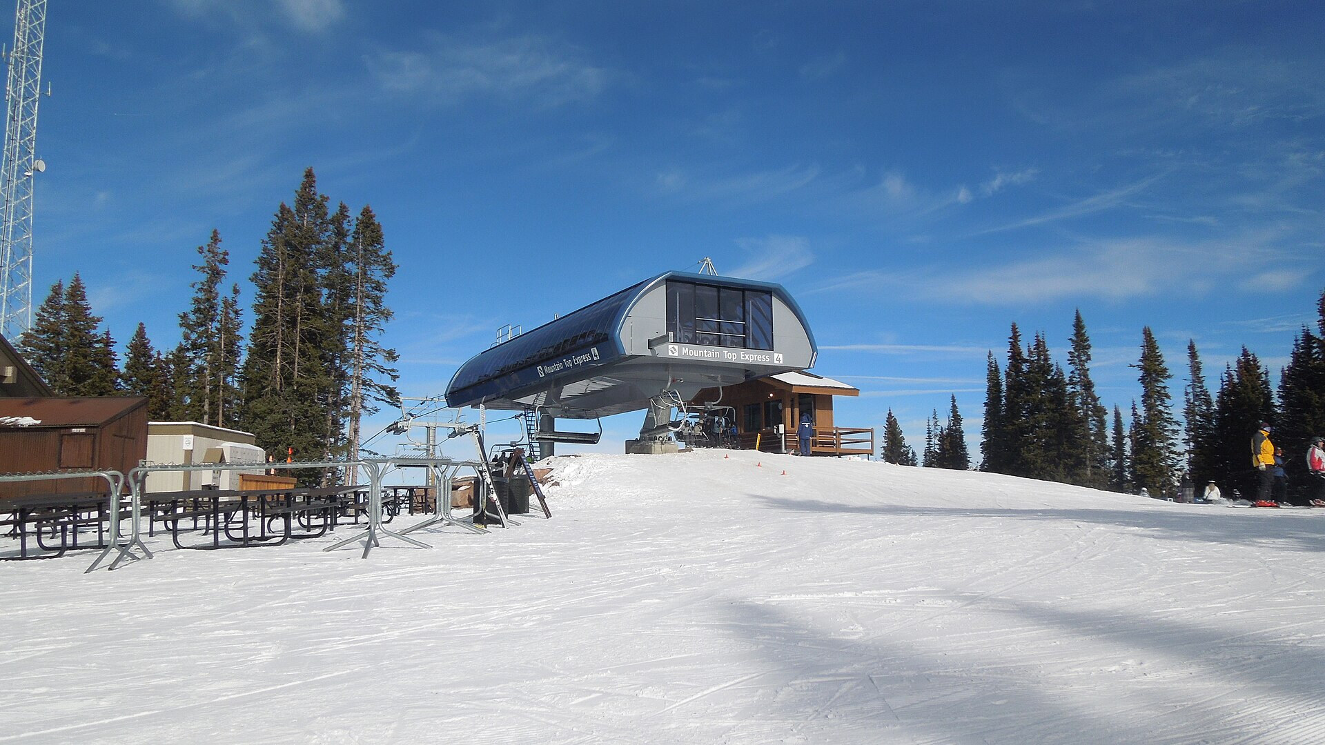 Het eindstation van de Mountaintop Express-stoeltjeslift in Vail op een zonnige winterdag
