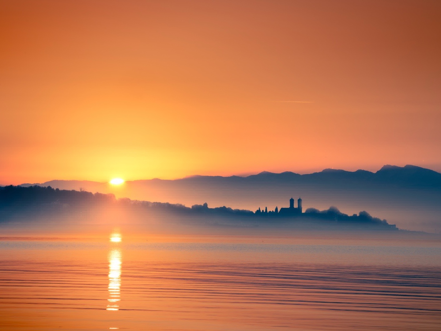 Sonnenaufgang im Nebel bei Friedrichshafen