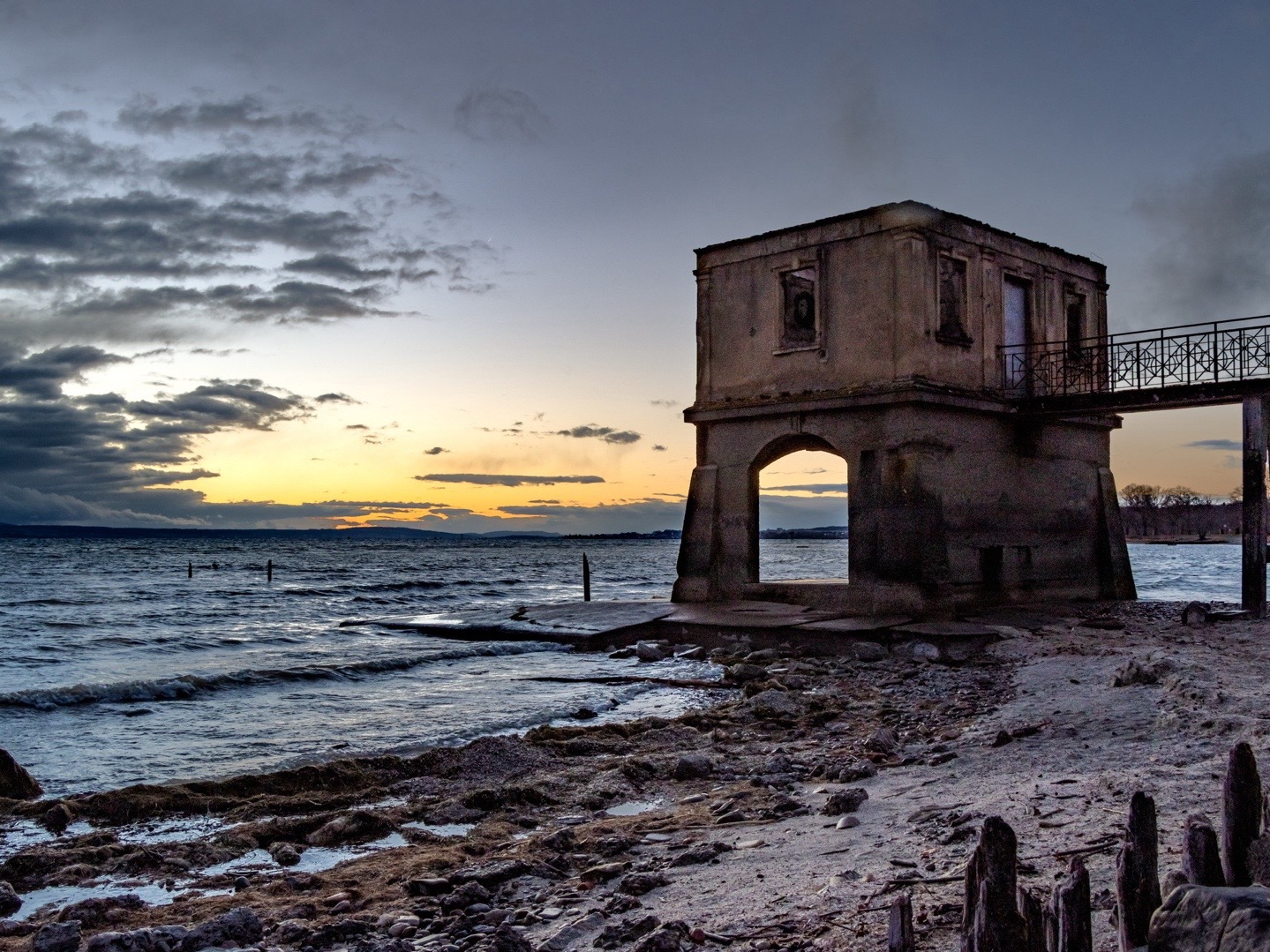 Historisches Badehaus am Bodensee in der Abenddämmerung