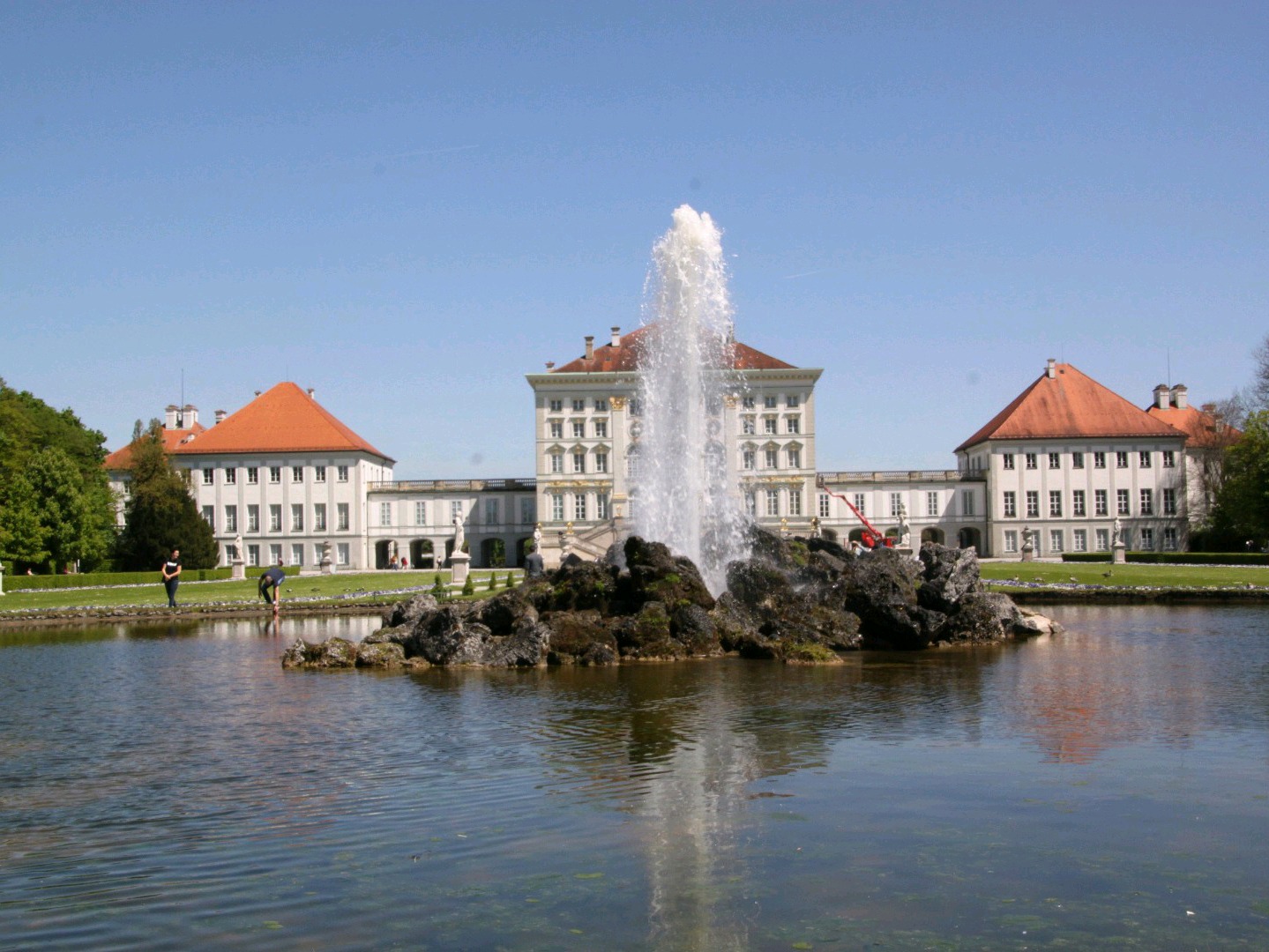 Schloss Nymphenburg mit Springbrunnen im Vordergrund