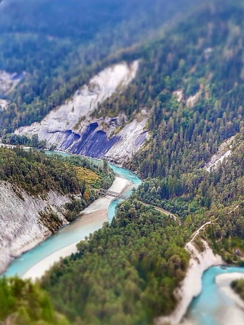 Türkiser Rhein windet sich durch bewaldete Schlucht bei Flims