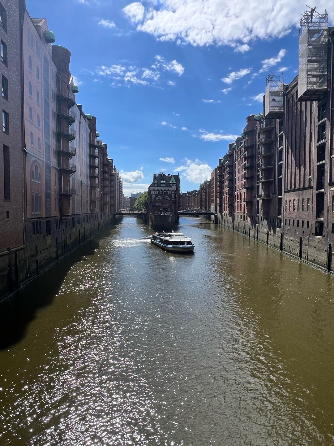 Poggenmühlenbrücke in der Speicherstadt Hamburg bei Sonnenuntergang