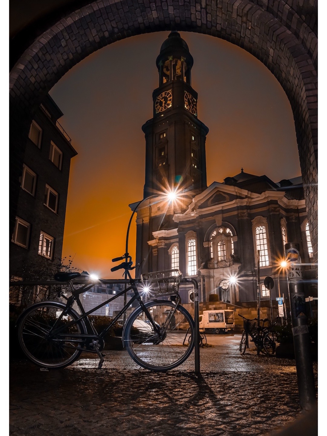 St. Michaelis Kirche Hamburg, gerahmt durch einen Torbogen
