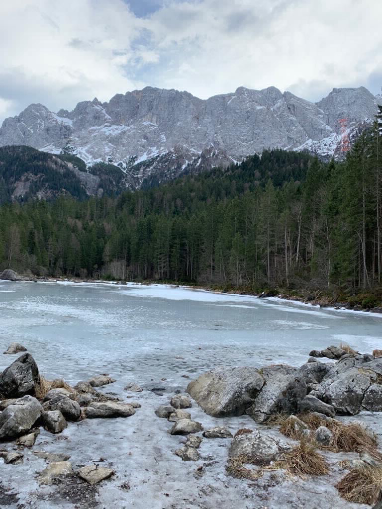 Zugefrorener Eibsee mit Blick zur schneebedeckten Zugspitze