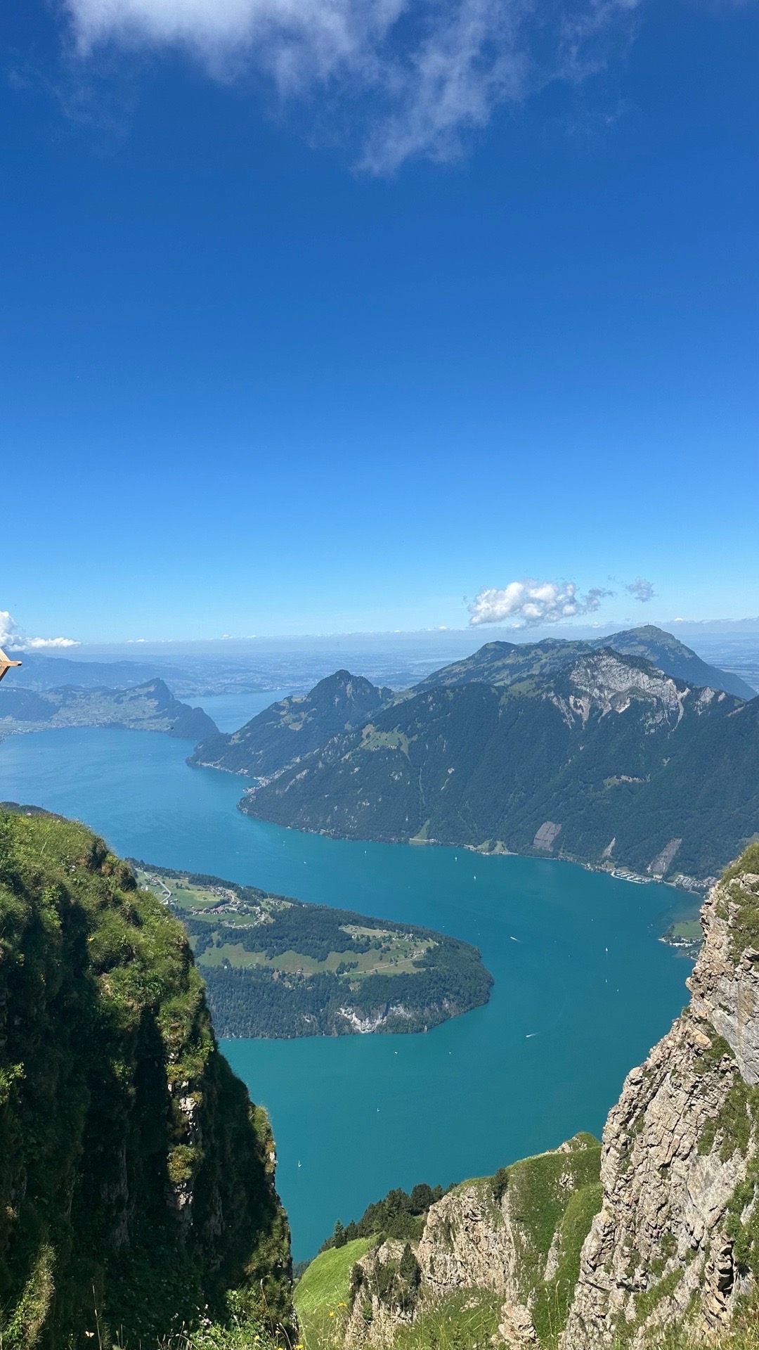 Steiler Blick vom Frontalbstock auf den türkisen Vierwaldstättersee