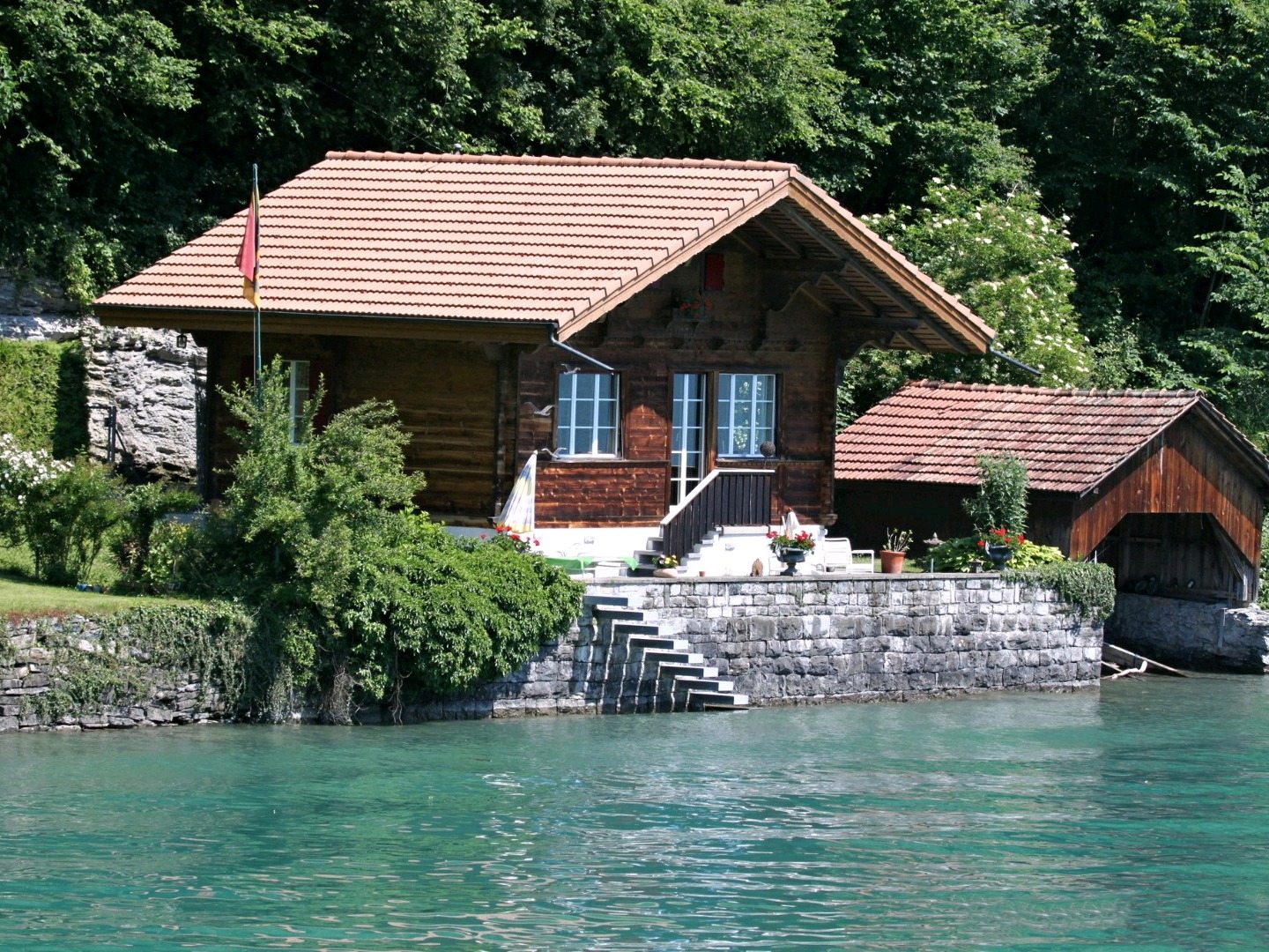 Traditionelles Holzhaus am smaragdgrünen Brienzersee