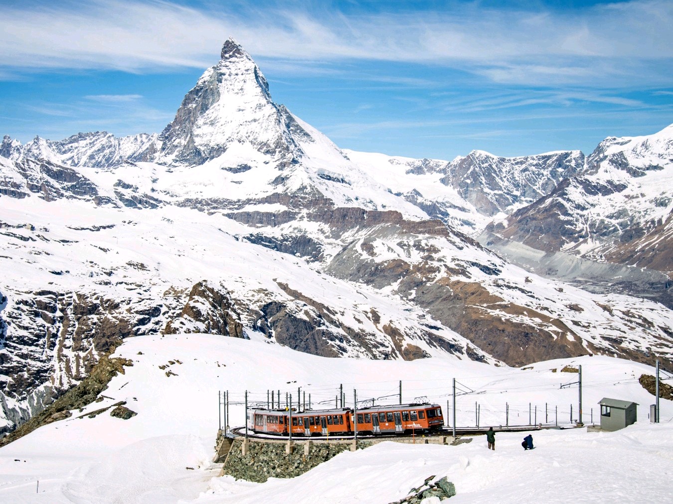 Die Gornergratbahn fährt vor dem Matterhorn entlang