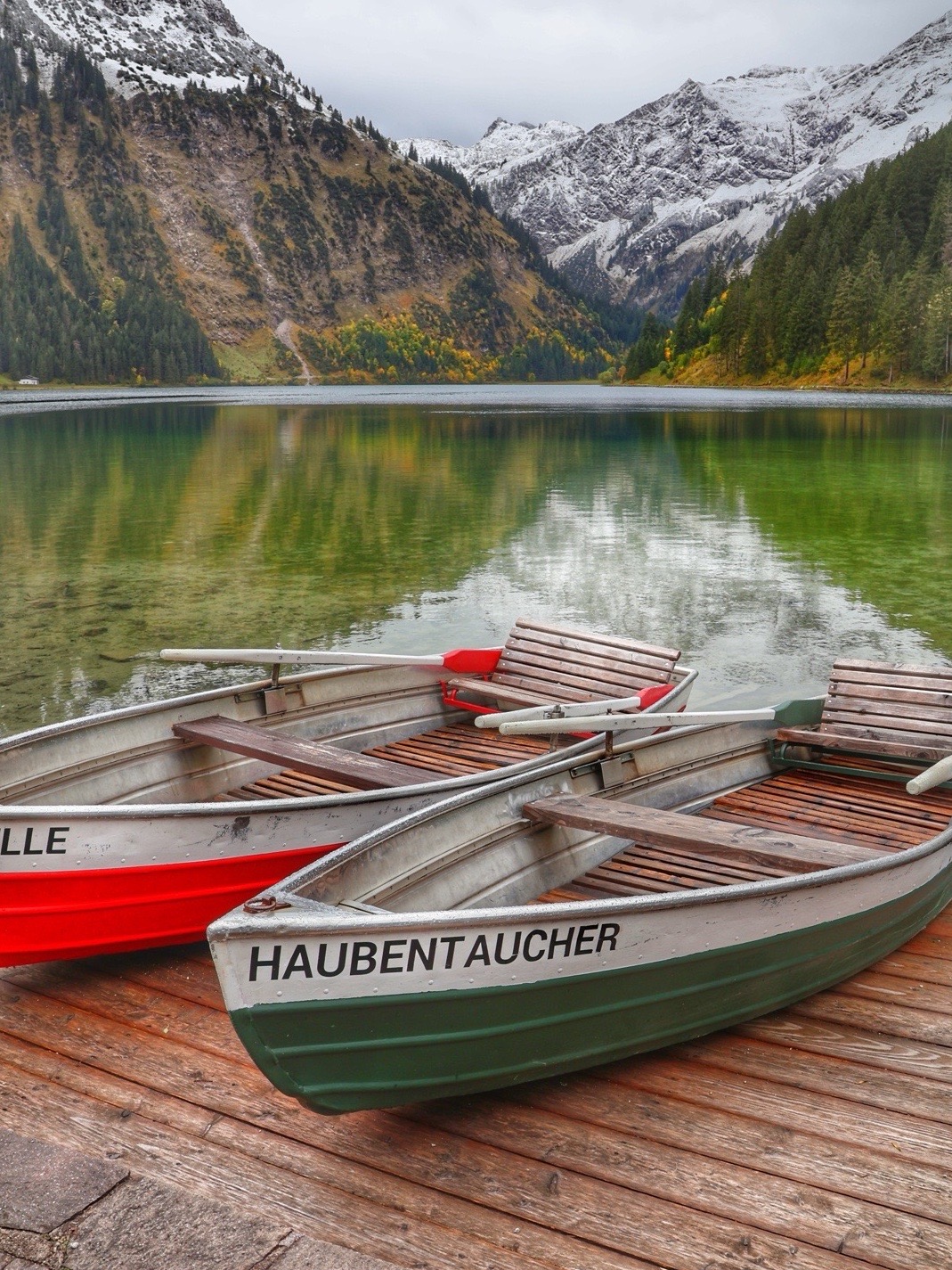 Ruderboote am Vilsalpsee im Tannheimer Tal