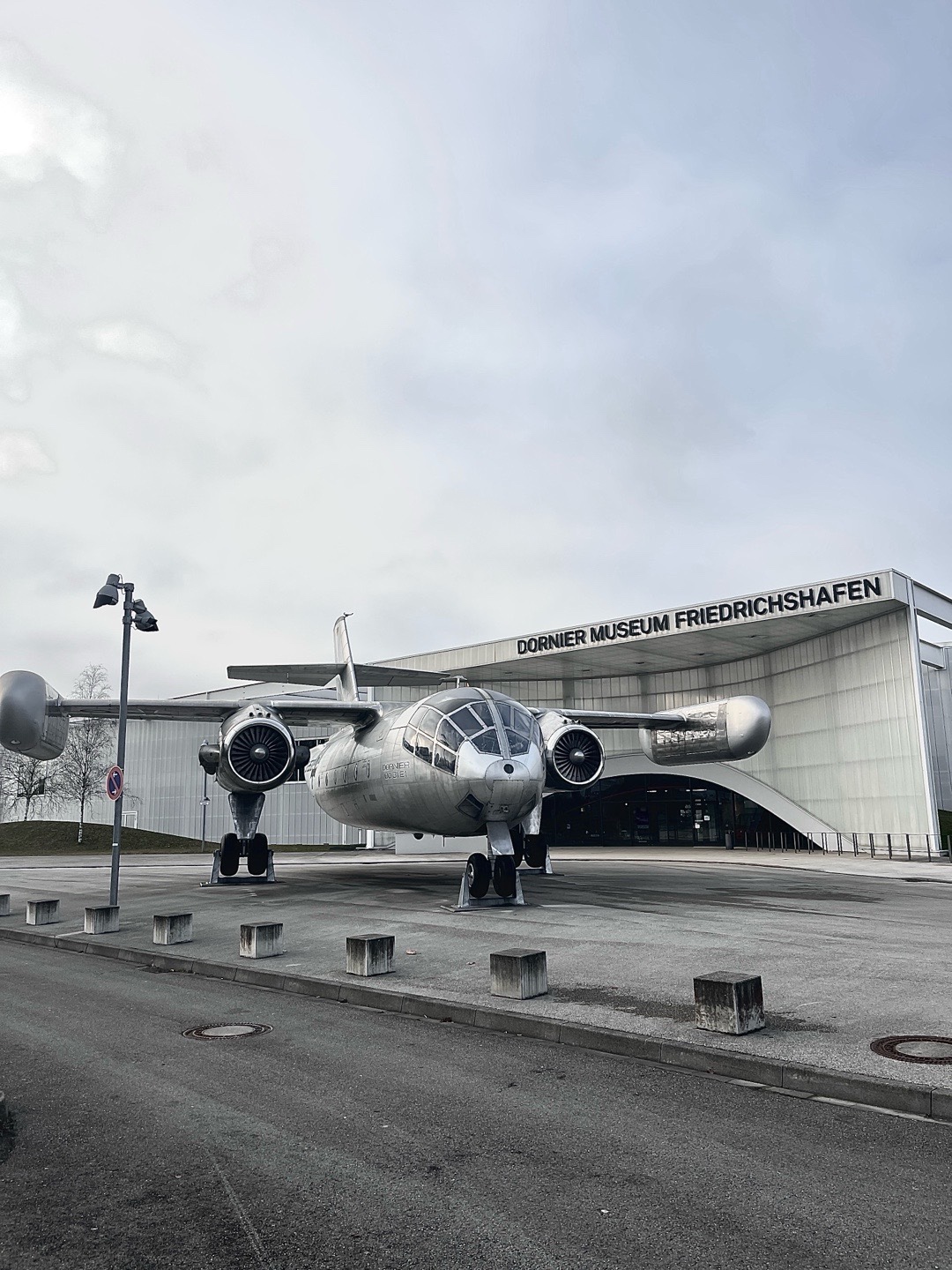 Historisches Flugzeug vor dem Dornier Museum Friedrichshafen