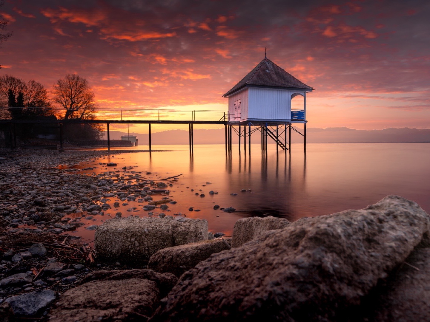 Feuriger Sonnenuntergang an der Roßtränke am Bodensee
