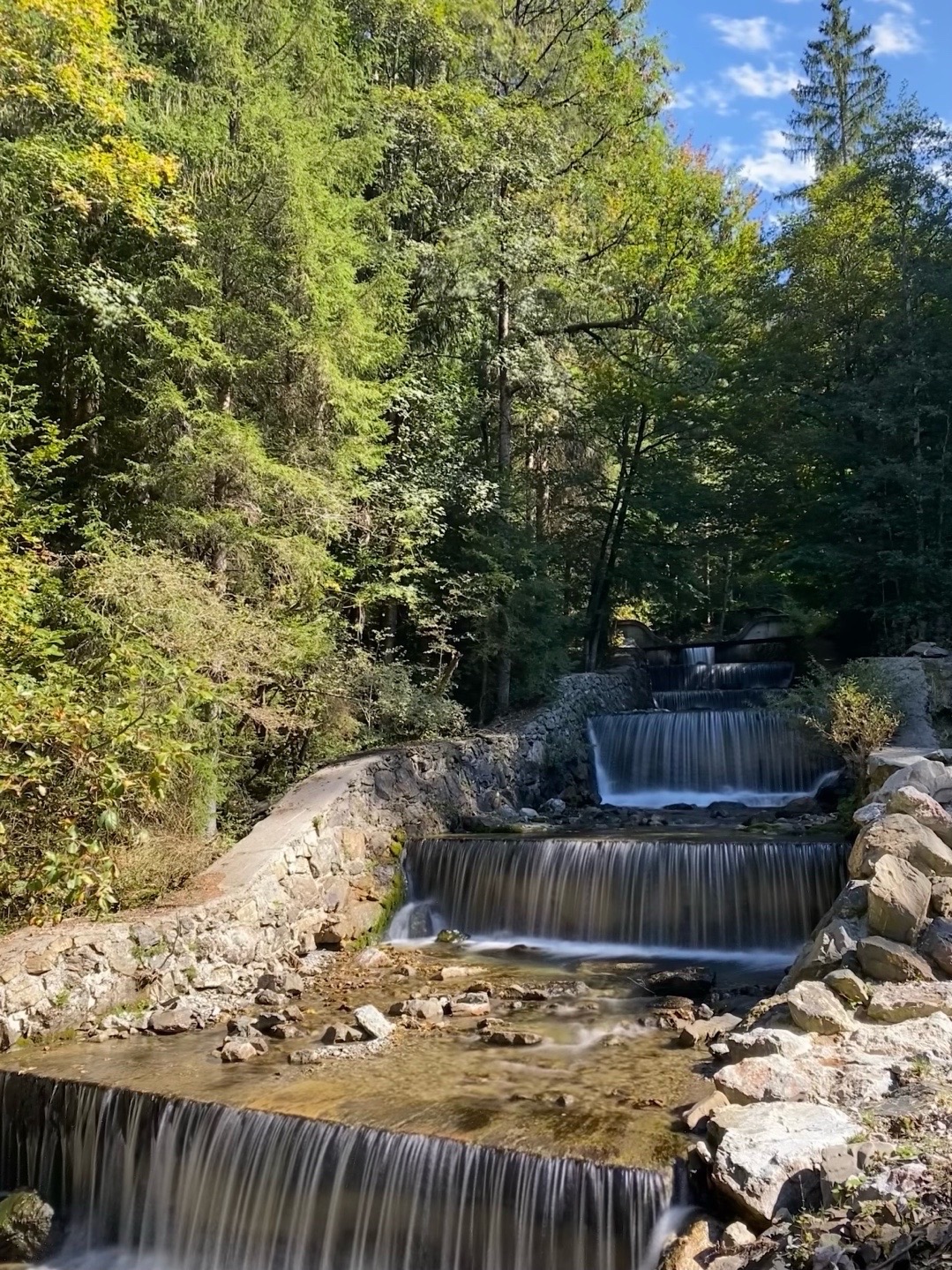 Kaskaden-Wasserfall im Wald am Gaisalptobel bei Oberstdorf