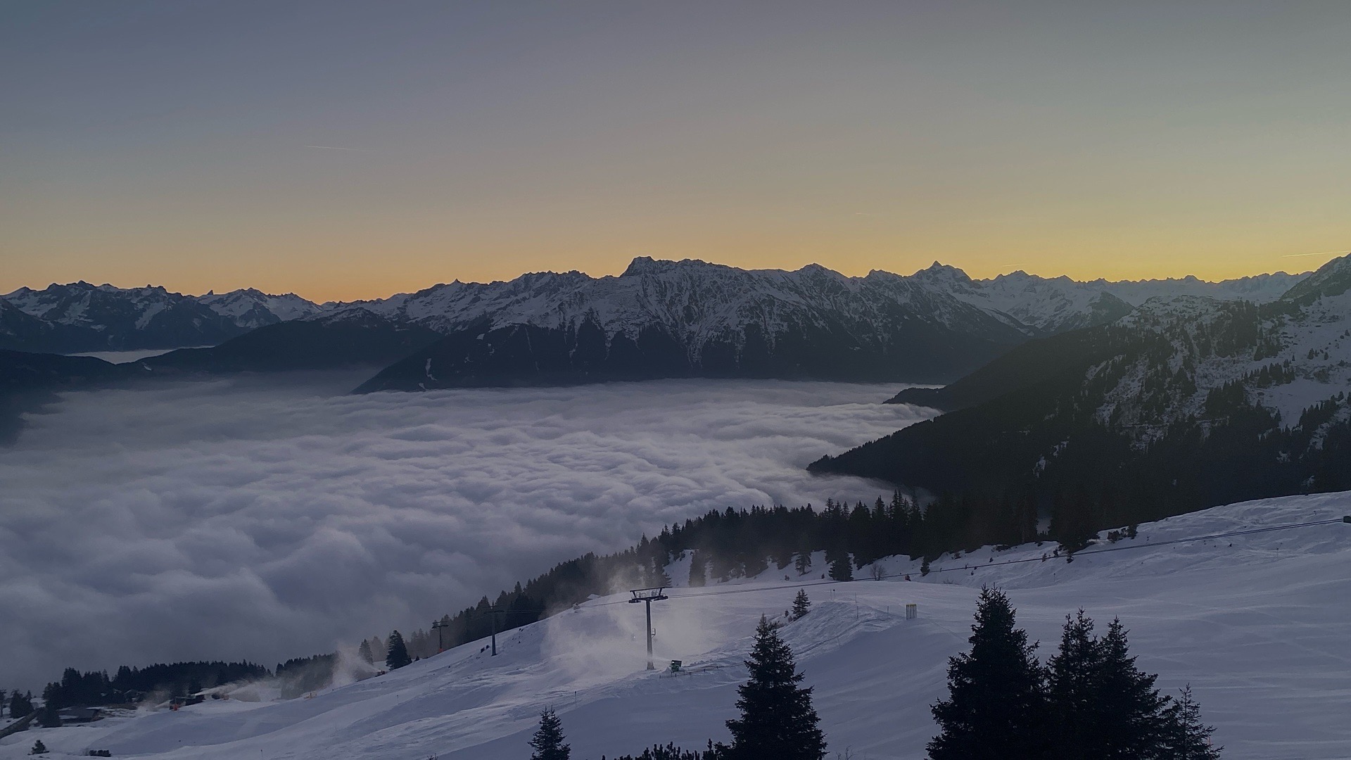Nebelmeer bei Sonnenaufgang im Skigebiet Golm, Vorarlberg