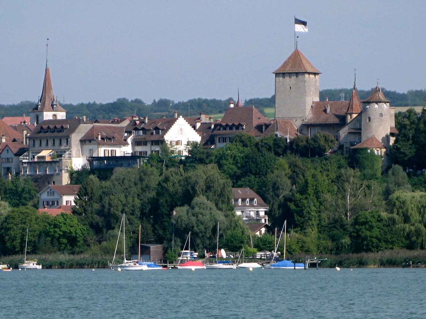 Blick vom Murtensee auf die Altstadt und den Schlossturm von Murten