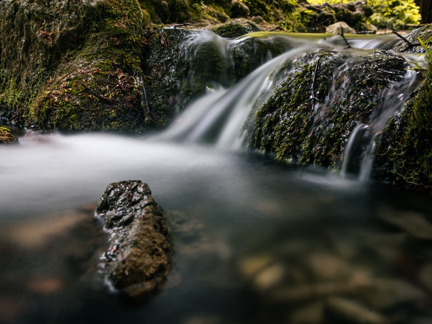Wasserfall bei Bad Urach mit moosbewachsenen Felsen