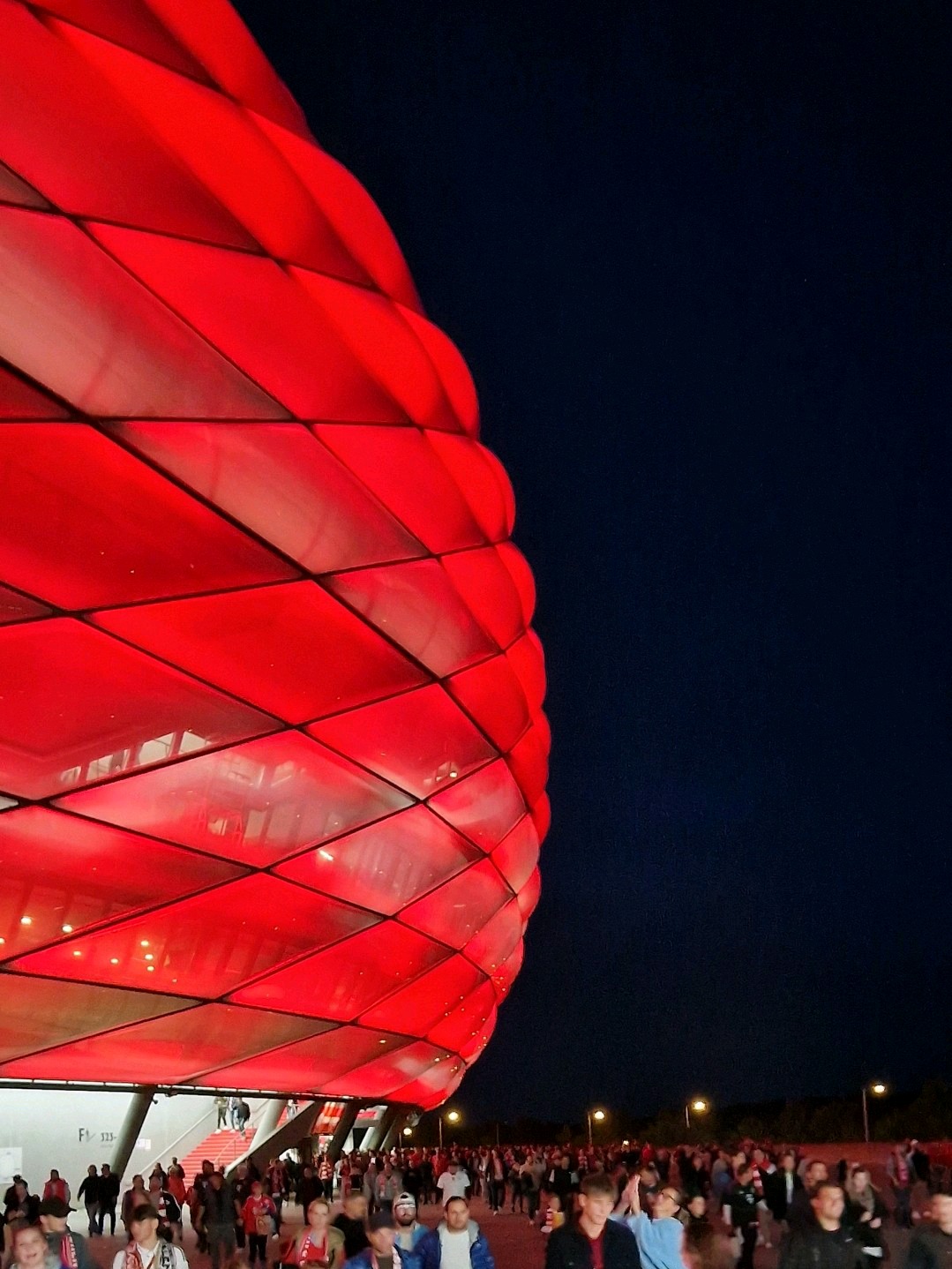 Rot beleuchtete Allianz Arena bei Nacht