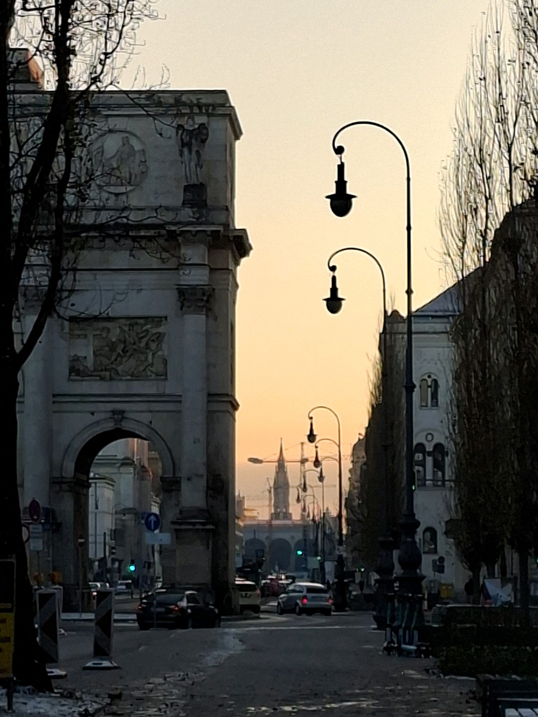 Siegestor in München mit Blick auf die Innenstadt in der Abenddämmerung