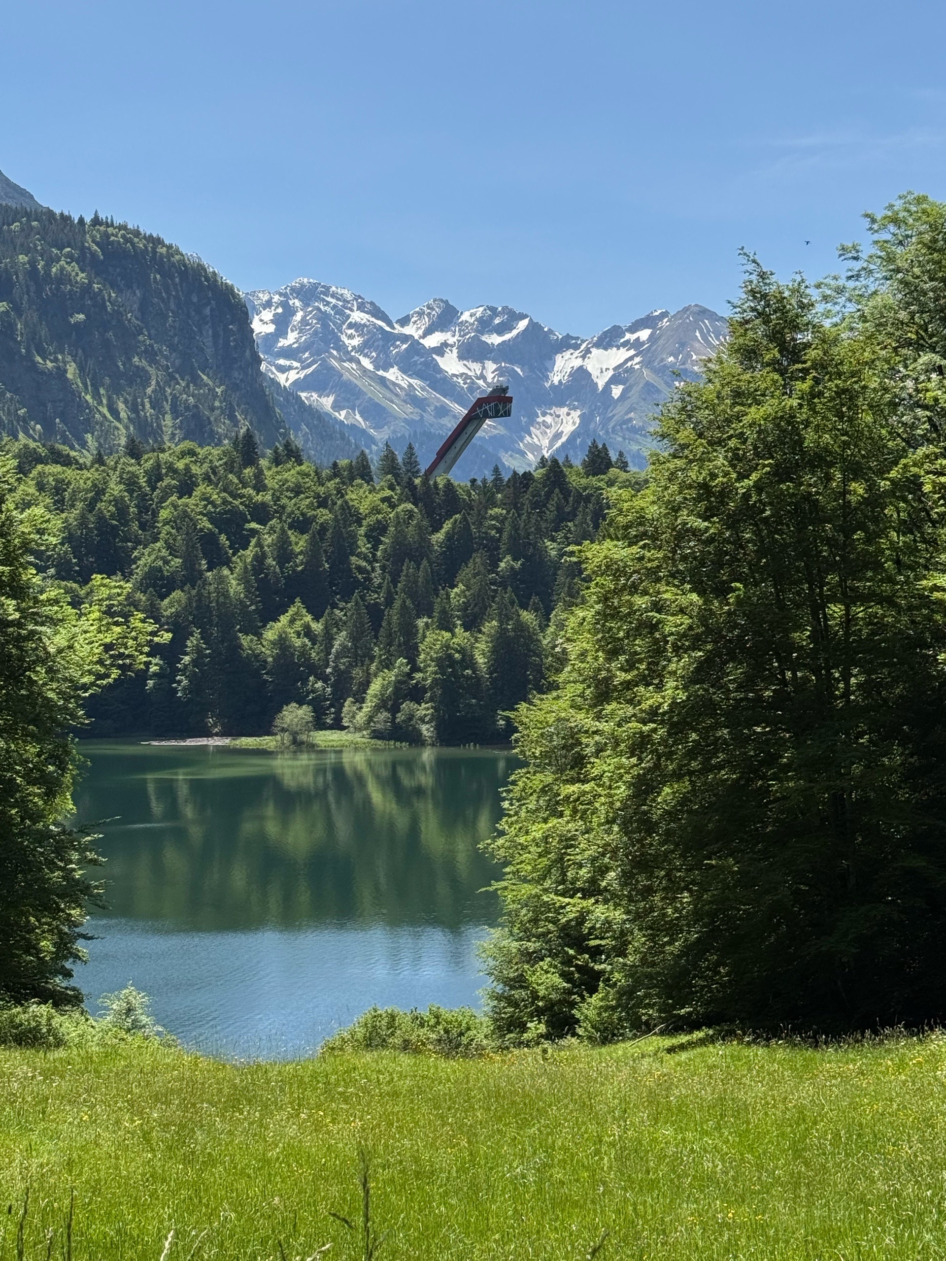 Freibergsee bei Oberstdorf mit Skisprungschanze im Hintergrund