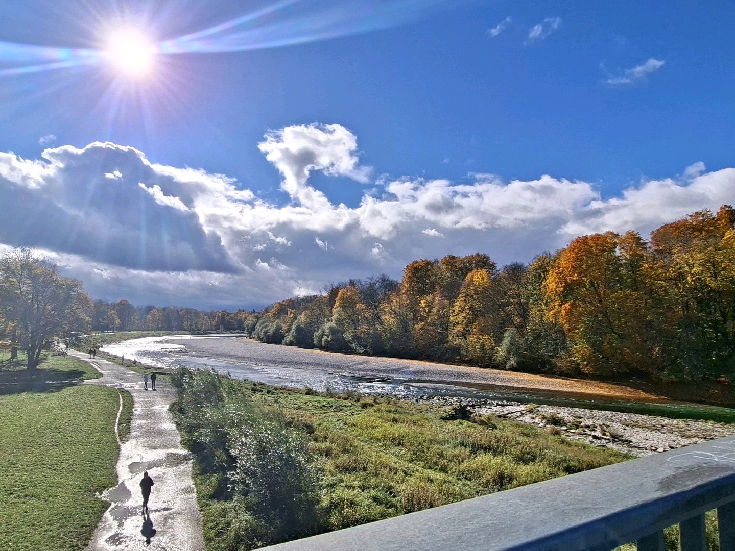Herbstlich gefärbte Isar-Auen in München im Sonnenlicht