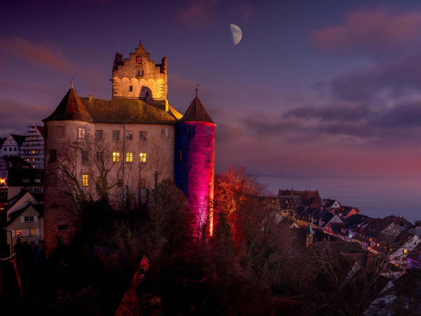 Meersburg am Bodensee bei Dämmerung – perfektes Licht für Nachtfotografie