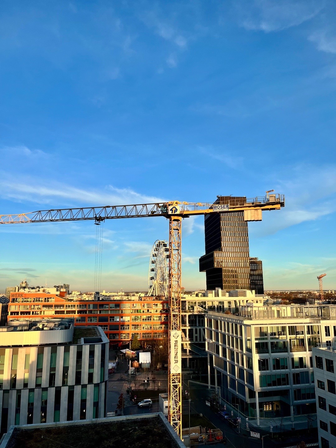 Skyline des Werksviertel-Mitte in München im Abendlicht