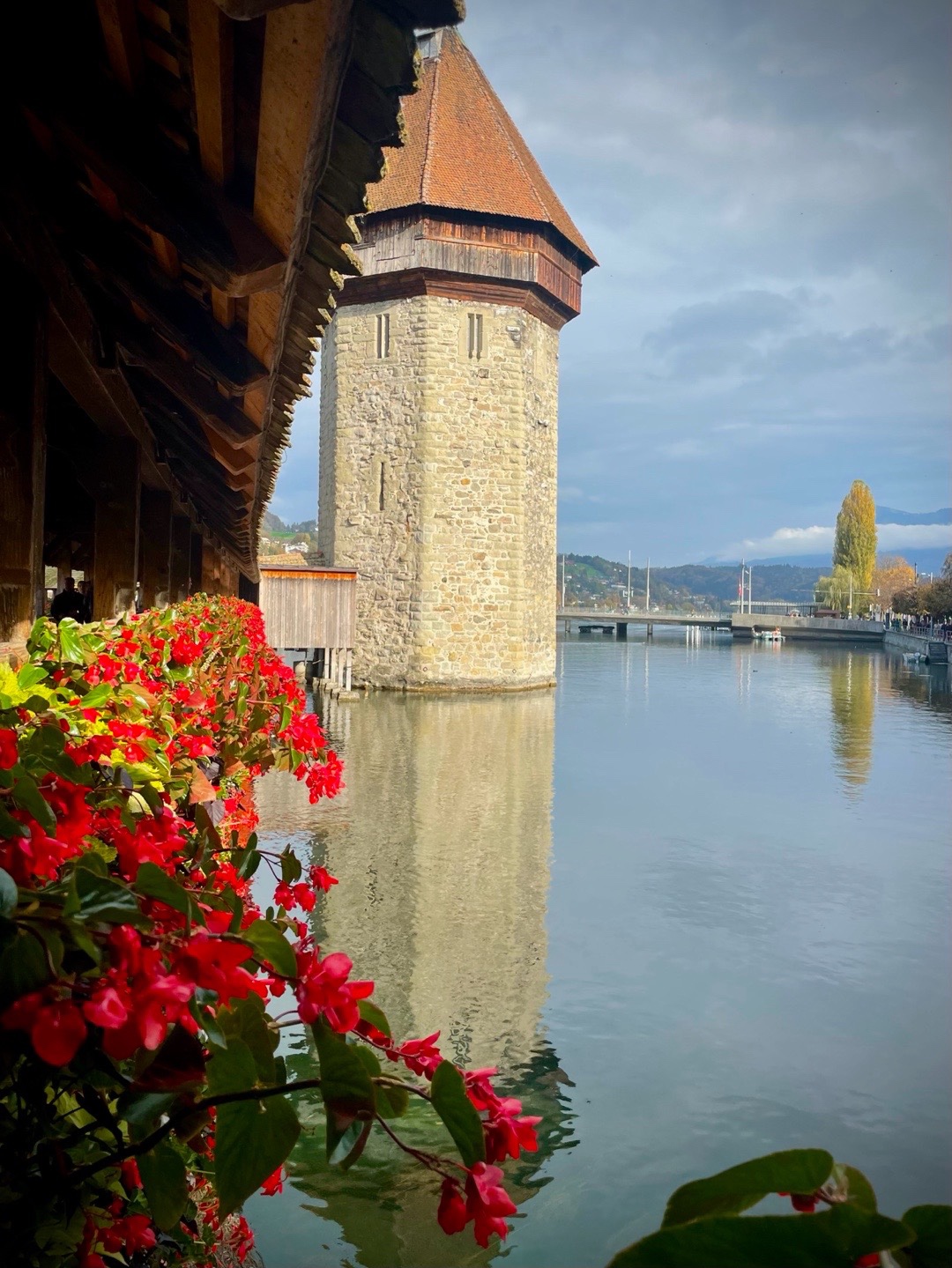 Wasserturm und Kapellbrücke in Luzern mit Blumenschmuck