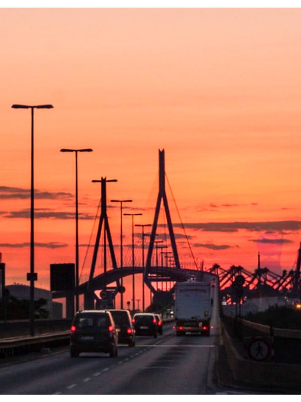 Köhlbrandbrücke in Hamburg als Silhouette bei Sonnenuntergang