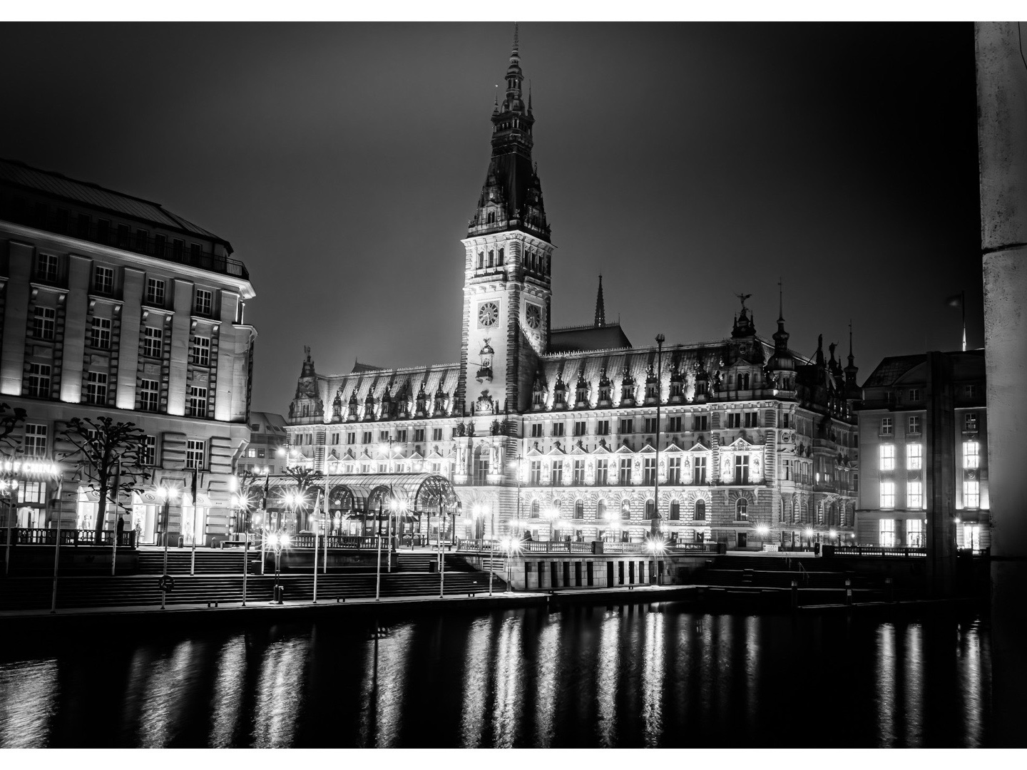 Alsterarkaden mit Blick auf das Hamburger Rathaus