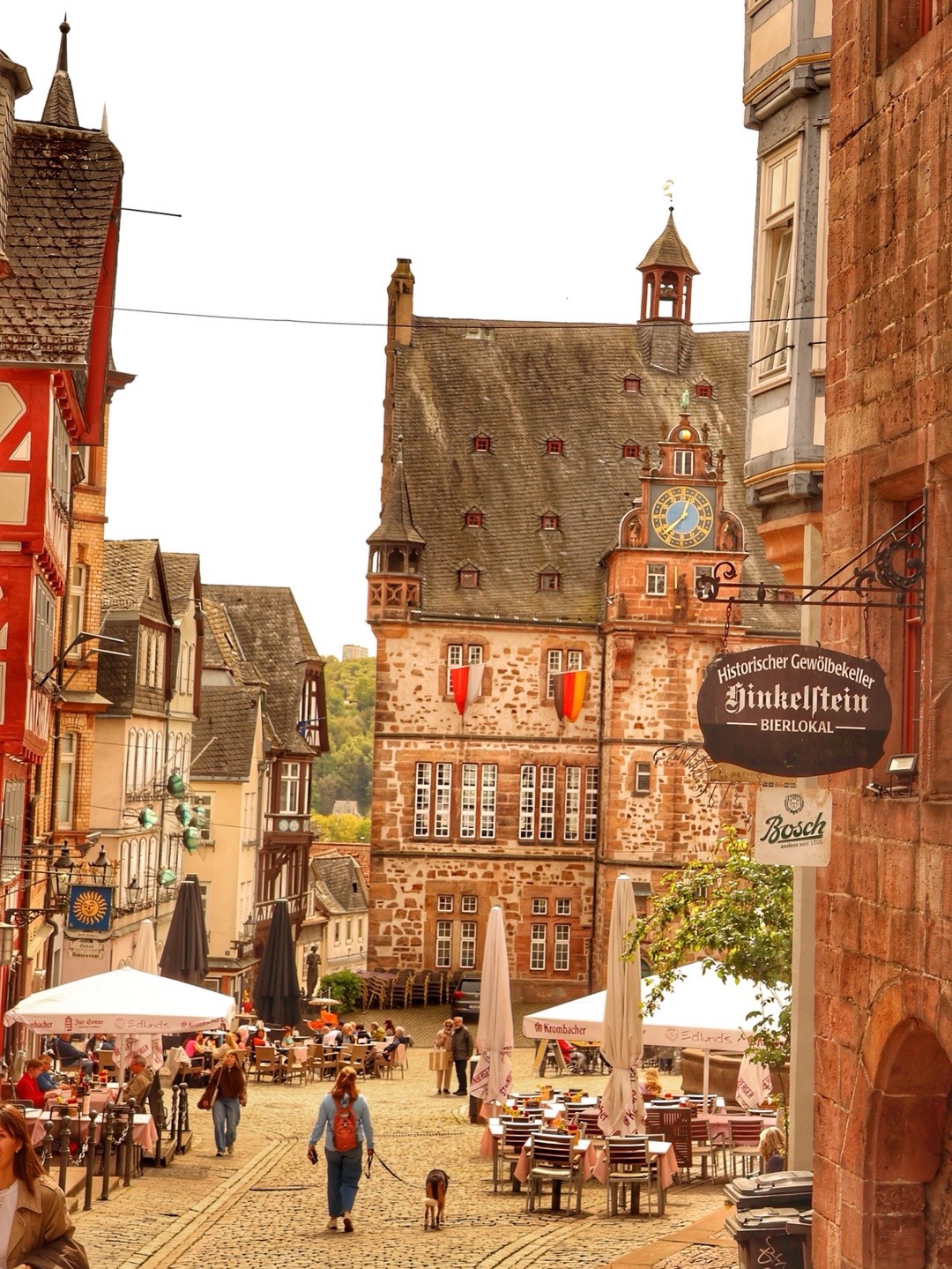 Historische Altstadtgasse in Marburg mit Rathausturm