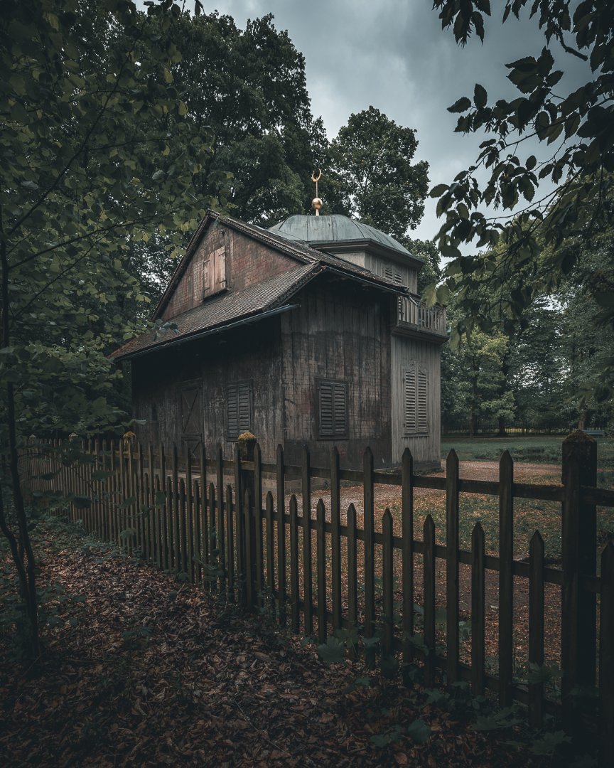 Kleiner Pavillon im Nymphenburger Schlosspark bei bewölktem Himmel