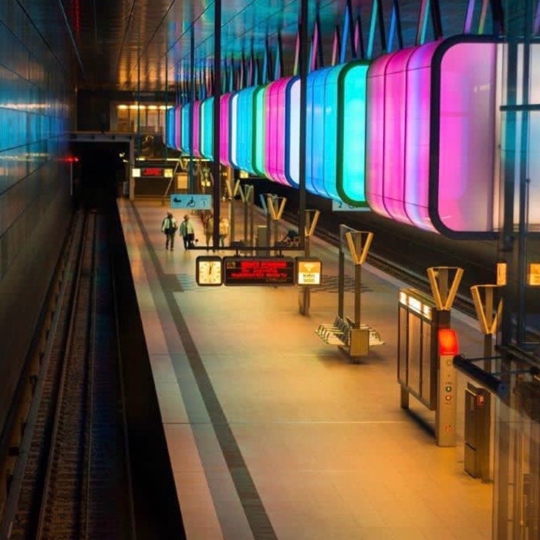 Futuristisch beleuchtete U-Bahn-Station HafenCity Universität in Hamburg